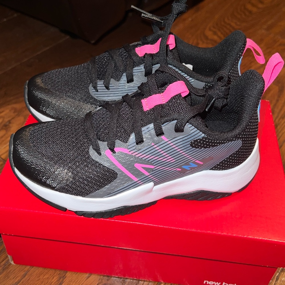 NIB Rave Run v2 Girls sneaker size 12 Black with Vibrant Pink.